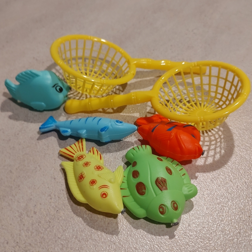 Lot of preschool toys includes 5 magnetic fish and two yellow nets. No rod - Picture 8 of 10